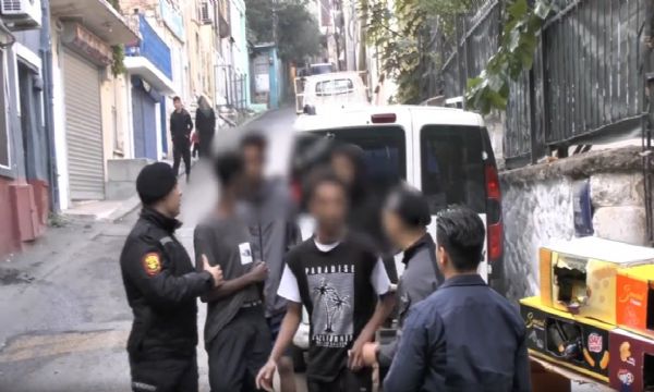 Basmane'de kaçak göçmen baskını!
